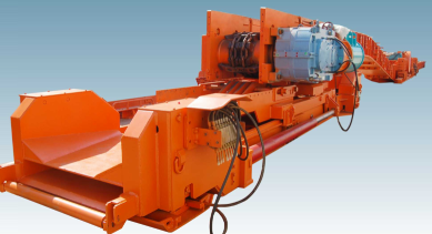 刮板轉(zhuǎn)載機(jī)-煤礦運(yùn)輸?shù)暮脦褪?/></p><p>刮板轉(zhuǎn)載機(jī)可與刮板輸送機(jī)、順槽可伸縮皮帶機(jī)、破碎機(jī)、液壓支架相配套。</p><p>在工作時(shí)，刮板轉(zhuǎn)載機(jī)的機(jī)頭小車會(huì)搭接在皮帶機(jī)的機(jī)尾上，隨著工作面輸送機(jī)的推移步距進(jìn)行整體調(diào)整。這樣，煤炭就可以從工作面輸送機(jī)經(jīng)過橋式轉(zhuǎn)載機(jī)，順利地轉(zhuǎn)載到可伸縮皮帶機(jī)上，然后被運(yùn)走。</p><p>在大型綜采工藝中，刮板轉(zhuǎn)載機(jī)的作用尤為顯著。它的一端與工作面輸送機(jī)搭接，另一端則與帶式輸送機(jī)的機(jī)尾相連。這種設(shè)備能夠?qū)⒉删蛎嫔嫌晒伟鍣C(jī)運(yùn)出的煤炭從巷道底板升高后，轉(zhuǎn)送到帶式輸送機(jī)上。</p><p>順槽用刮板轉(zhuǎn)載機(jī)有軋制中部槽組裝式和整體組焊箱式結(jié)構(gòu)兩種，以滿足不同用戶的需求。采用整體組焊箱式結(jié)構(gòu)的順槽用轉(zhuǎn)載機(jī)具有安裝方便、便于維護(hù)的優(yōu)點(diǎn)，整機(jī)壽命（過煤量）可達(dá)到40至1000萬噸。</p><p><br/></p>
                    </div>
                </div>


                <div   id=